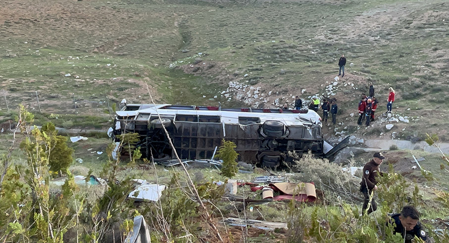 Niğde'de otobüsün devrilmesi sonucu 3 kişi hayatını kaybetti, 41 kişi yaralandı