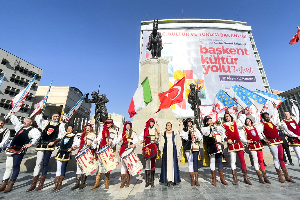 Başkent Kültür Yolu Festivali ile Floransa Bayrak Dansçıları Ulus'a renk kattı