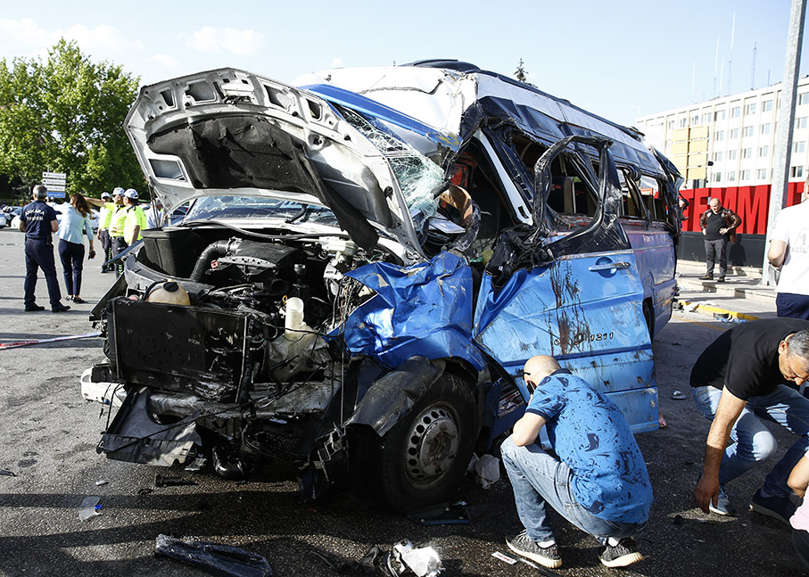Ankara'da yolcu minibüsü ile otomobilin çarpışması sonucu 20 kişi yaralandı
