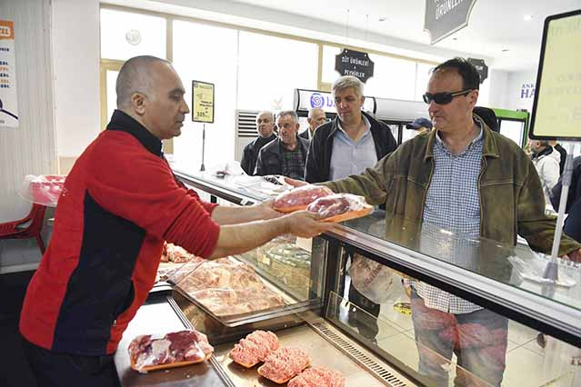 Ankara Başkent Marketler'deki ucuz et satışı ilgi görmeye devam ediyor