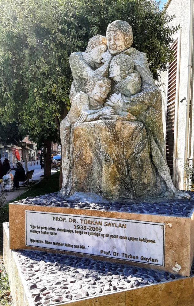 Cahit Koççoban'ın Türkan Saylan Anıtı