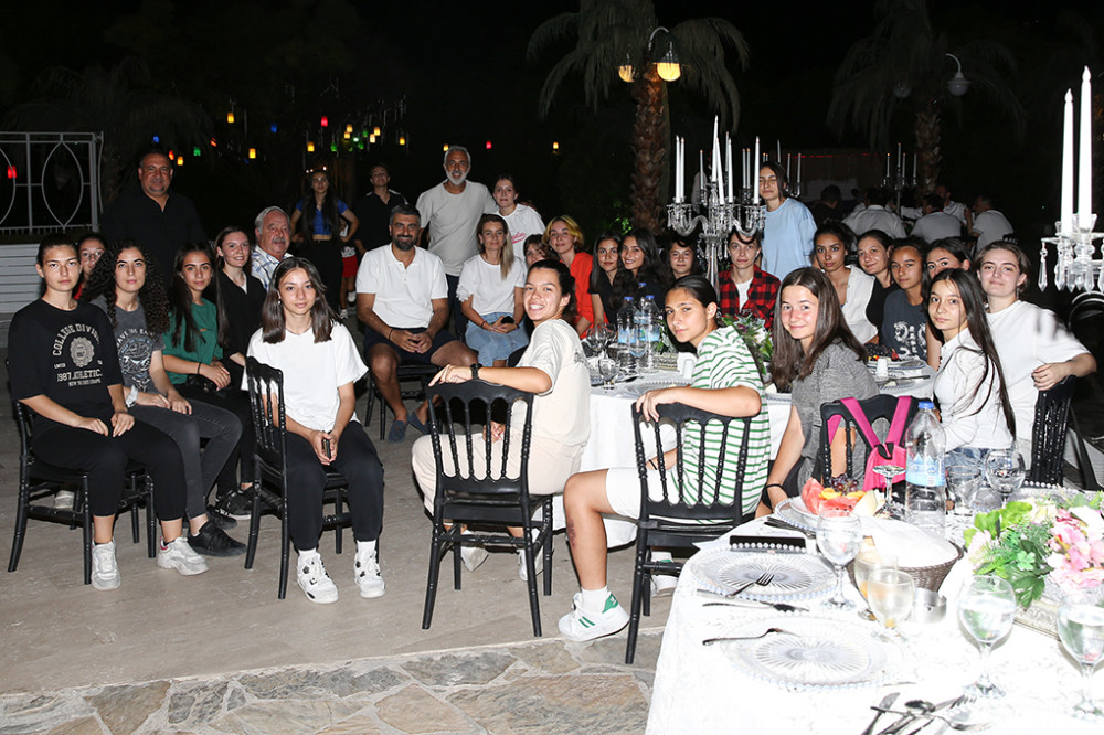 Gençlerbirliği Kadın Futbol Takımı'na altınlı yemek