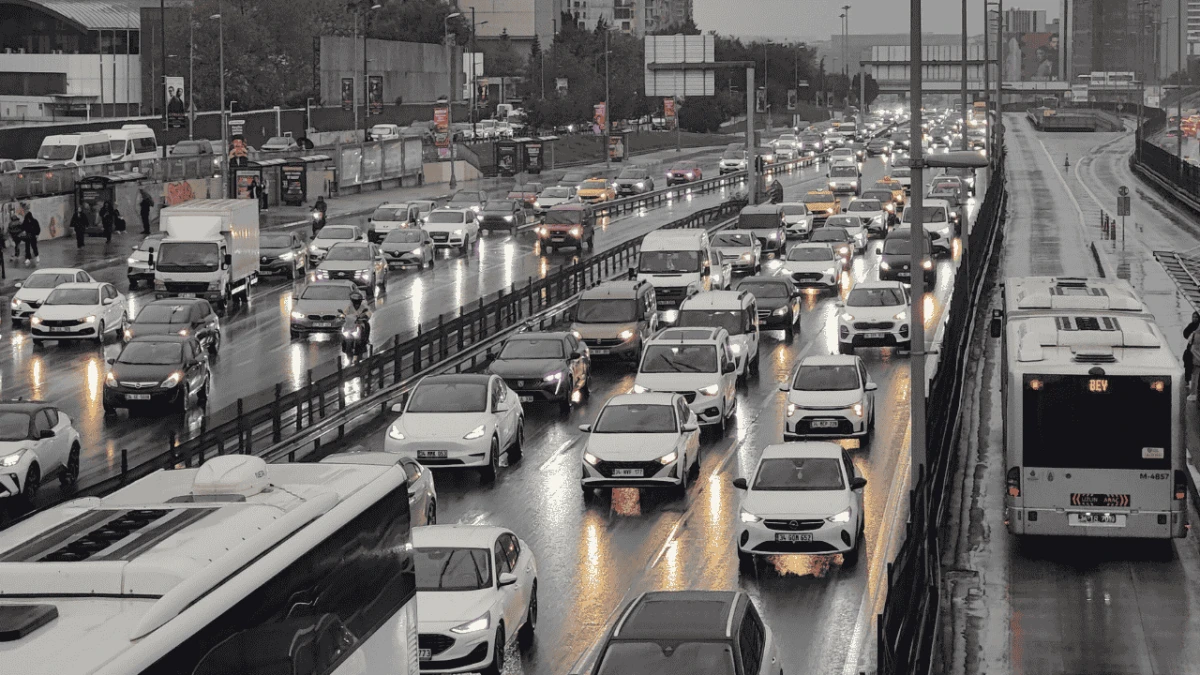 İstanbul trafiğine yağmur etkisi
