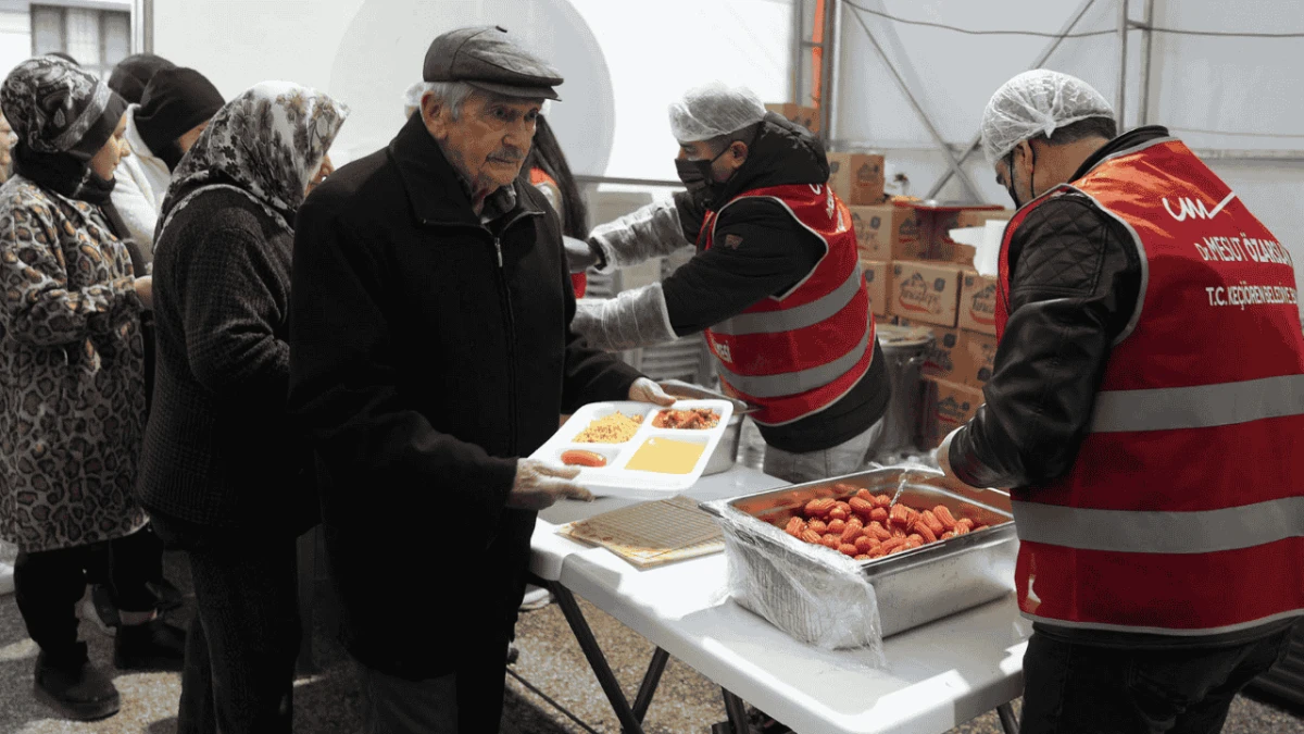 Ke&ccedil;i&ouml;ren Belediyesi her g&uuml;n binlerce kişiyi iftar sofrasında buluşturuyor