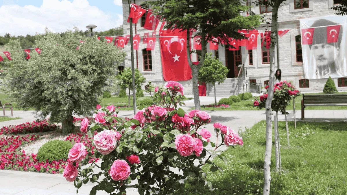 Ke&ccedil;i&ouml;ren Belediyesi seraları il&ccedil;eyi renklendiriyor