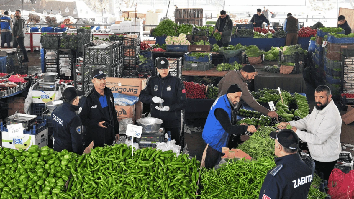 Keçiören Belediyesi zabıtası semt pazarlarını denetliyor