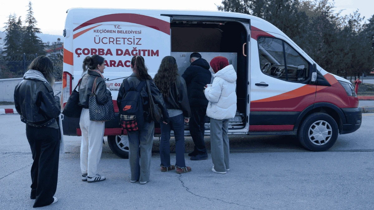 Keçiören Belediyesi'nden sabah soğuğunda sıcak çorba