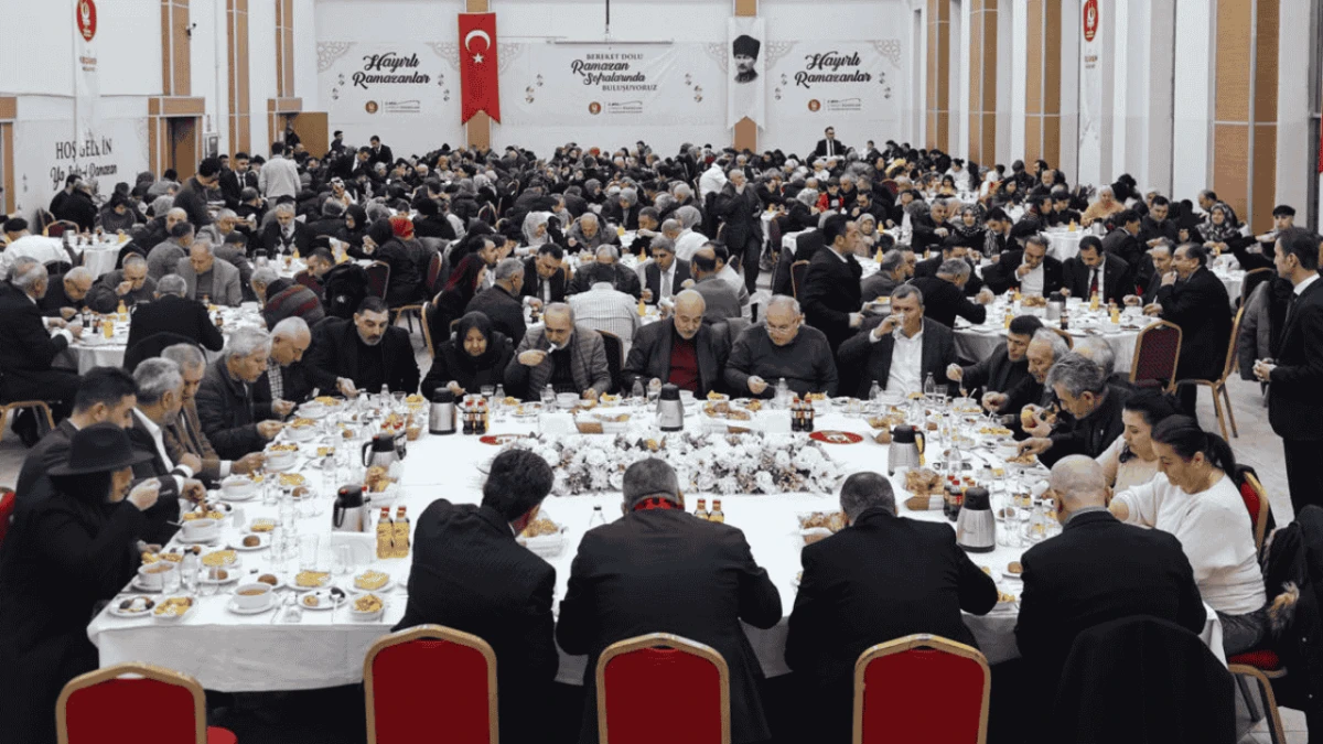 Ke&ccedil;i&ouml;ren'de Mesut &Ouml;zarslan iftarda Yozgatlılarla buluştu