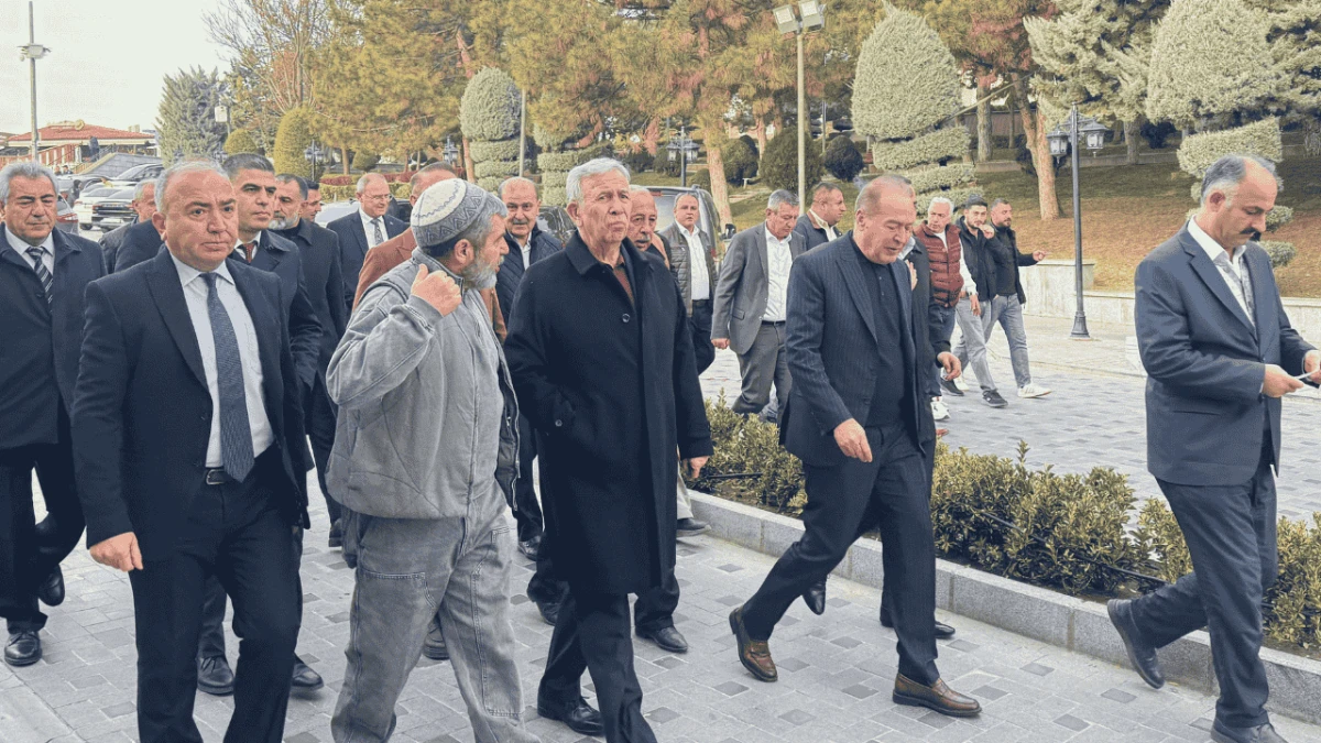 Mansur Yavaş Hacı Bayram esnafıyla buluştu