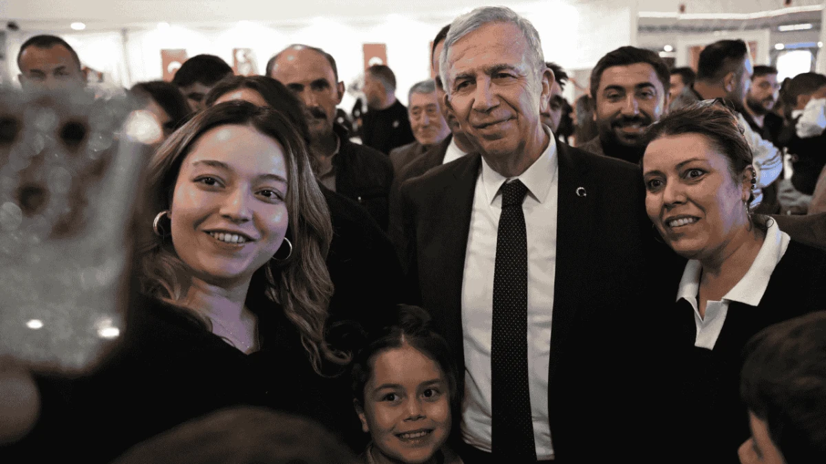 Mansur Yavaş Pursaklar&rsquo;da iftar sofrasında vatandaşlarla buluştu