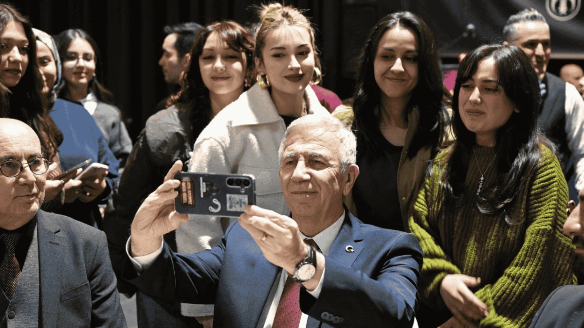 Mansur Yavaş Ramazan&rsquo;ın ilk iftarını gen&ccedil;lerle yaptı