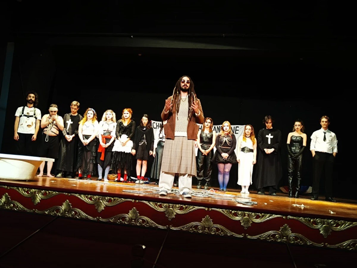 Marat/Sade Oyunu, Muhsin Ertuğrul Sahnesi'nde  Ayakta Alkışlandı