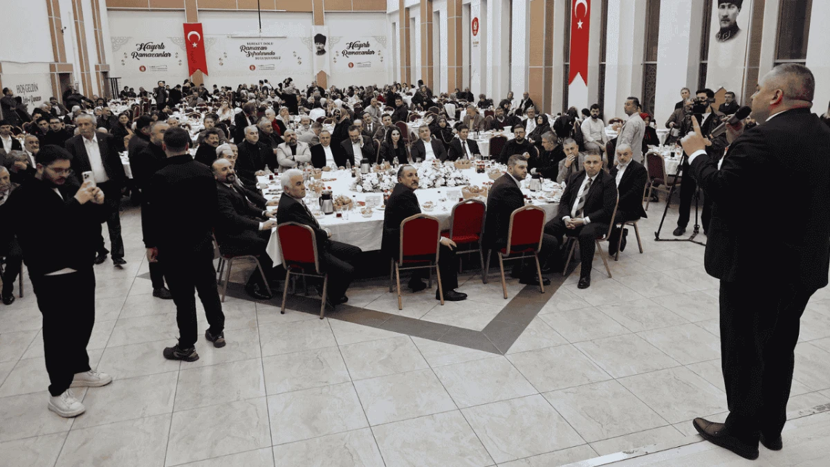 Mesut &Ouml;zarslan, 7 il&ccedil;eden Ankaralılarla iftarda buluştu