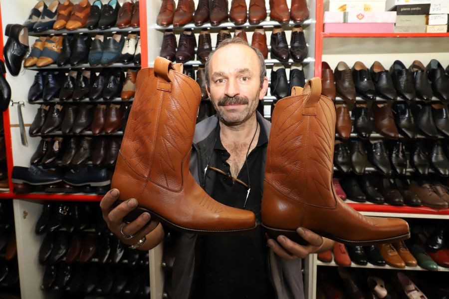 Metin Aydos, 49 yıldır el emeği ayakkabı üretiyor