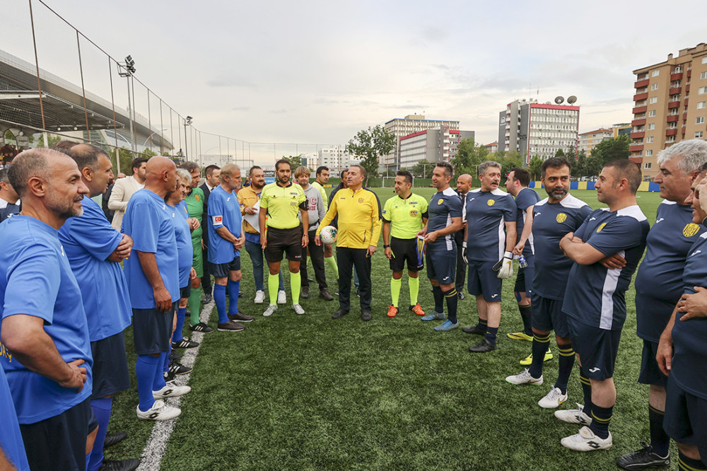 MKE Ankaragücü'nün yöneticileri, eski futbolcularla birliktelik maçı yaptı