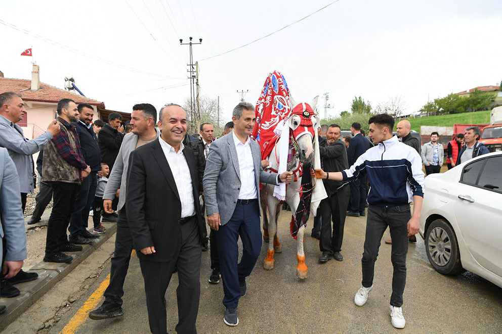 Murat Köse köy düğününe katıldı