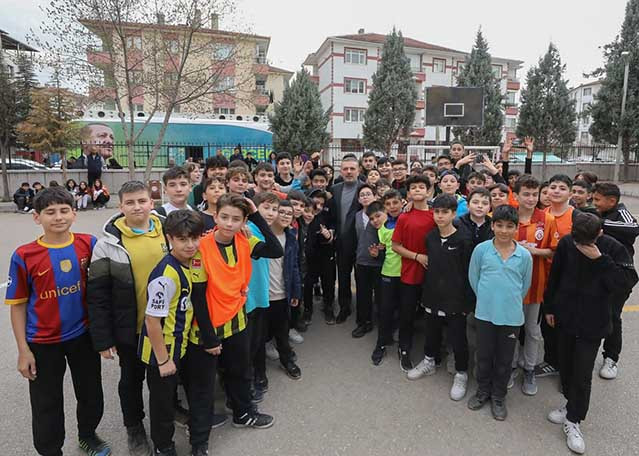 Sincan'da çocuklarla futbol oynayan başkan Murat Ercan