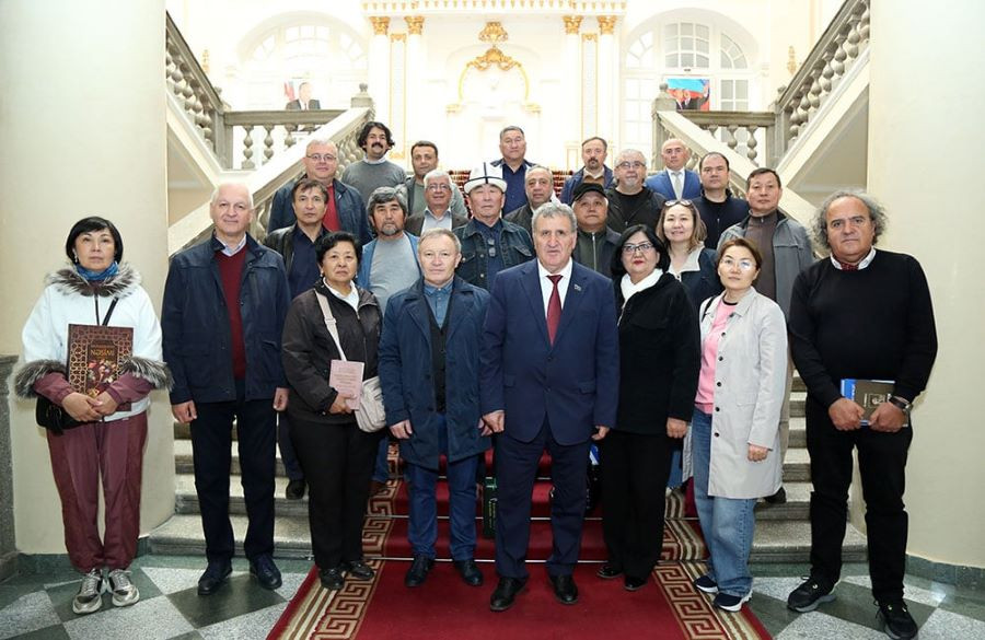 Türk dünyasının tanınmış bilim adamları Azerbaycan'da bir araya geldi