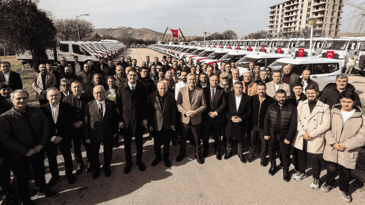 Yenimahalle Belediyesi ara&ccedil; filosunu 83 yeni ara&ccedil;la g&uuml;&ccedil;lendirdi